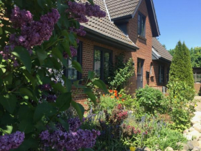 Charmantes Haus mit zwei Ferienwohnungen und großem Garten in Aventoft - Enjoy!